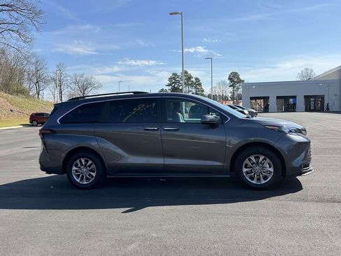 Used 2025 Toyota Sienna XLE image 31