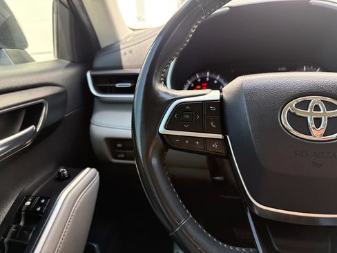 Used 2020 Toyota Highlander XLE FWD image 29