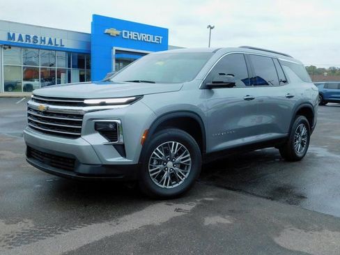 Used 2024 Chevrolet Traverse LT image 2