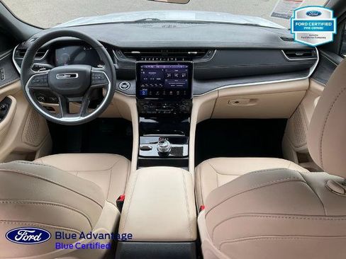 Used 2025 Jeep Grand Cherokee Limited w/ Black Appearance Package AWD/4WD image 3