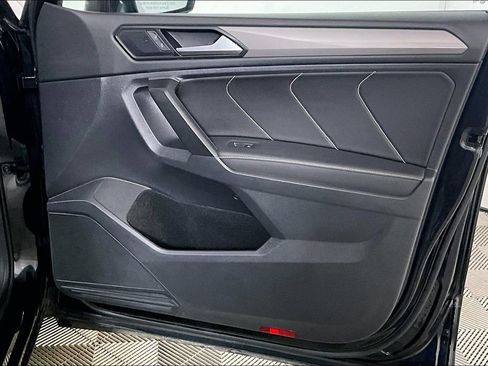 Used 2022 Volkswagen Tiguan SE image 24