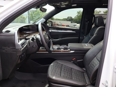 Used 2025 Cadillac Escalade ESV Sport Platinum AWD/4WD image 11