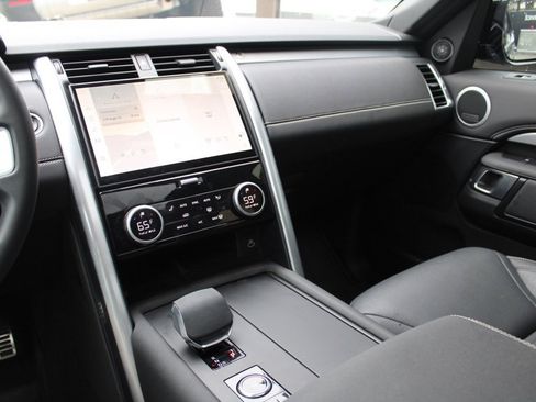 Certified 2025 Land Rover Discovery Dynamic SE image 19