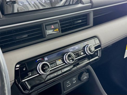 Used 2025 Honda Pilot EX-L image 9