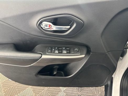 Used 2019 Jeep Cherokee Latitude Plus AWD/4WD image 23