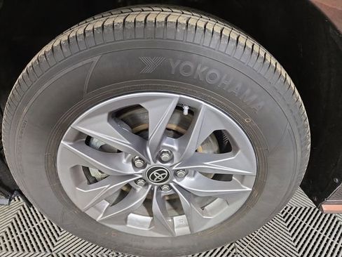 Used 2023 Toyota Sienna LE image 11