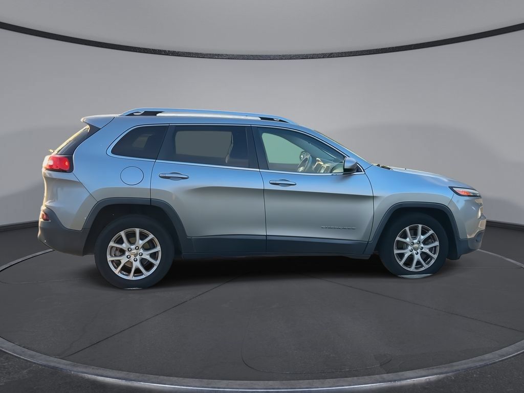 Used 2017 Jeep Cherokee Latitude FWD image 9