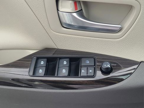Certified 2018 Toyota Sienna XLE image 28