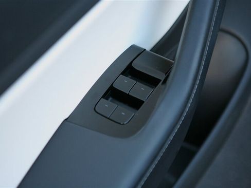 Used 2018 Tesla Model 3 Long Range image 9