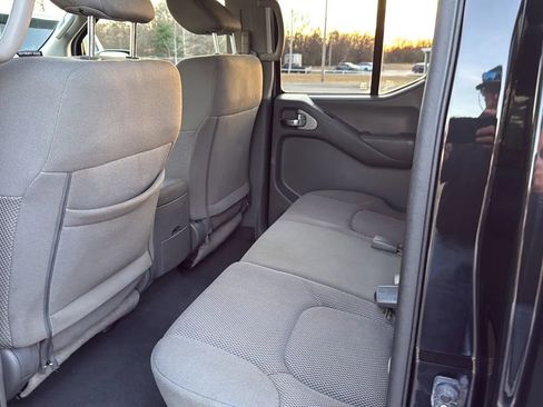 Used 2021 Nissan Frontier SV w/ Midnight Edition Floor Mats image 13