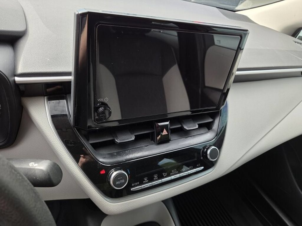 Used 2024 Toyota Corolla LE FWD image 5