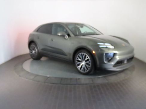 Certified 2025 Porsche Macan 4 Electric AWD/4WD image 9