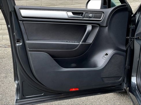 Used 2016 Volkswagen Touareg Sport image 22