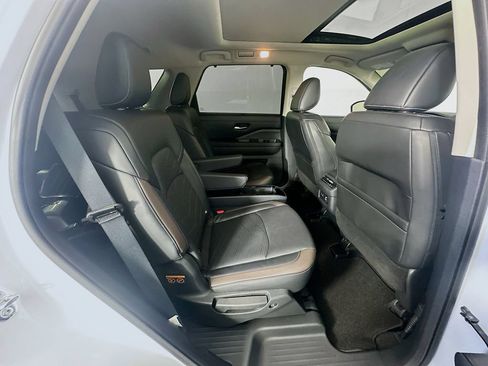 Used 2025 Nissan Pathfinder Platinum FWD image 28