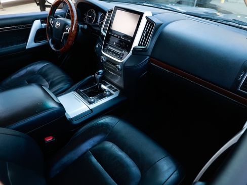 Used 2017 Toyota Land Cruiser image 19