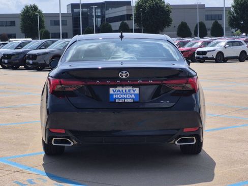 Used 2019 Toyota Avalon XLE w/ Moonroof Package FWD image 7