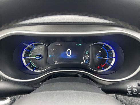 Used 2022 Chrysler Pacifica Touring-L w/ Uconnect Theater Family Group image 15