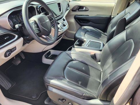 Used 2023 Chrysler Pacifica Touring-L FWD image 15