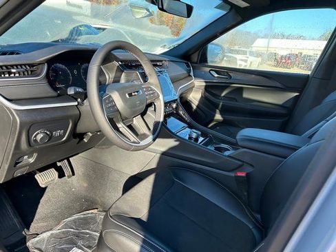 New 2025 Jeep Grand Cherokee Altitude image 8