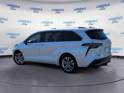 Used 2022 Toyota Sienna Platinum image 9