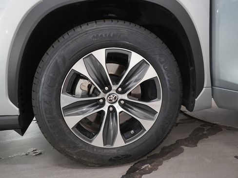Used 2021 Toyota Highlander XLE FWD image 31