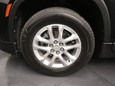 Used 2022 Chevrolet Traverse LS FWD image 9