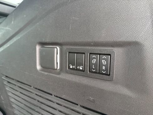 Used 2022 GMC Yukon XL Denali image 45