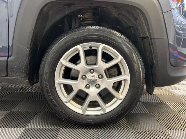 Used 2021 Jeep Renegade Latitude AWD/4WD image 25