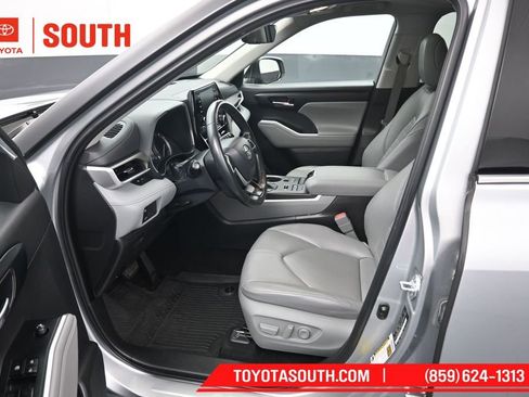 Used 2022 Toyota Highlander XLE AWD/4WD image 9