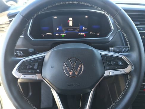 Certified 2023 Volkswagen Tiguan SE w/ Panoramic Sunroof Package image 9