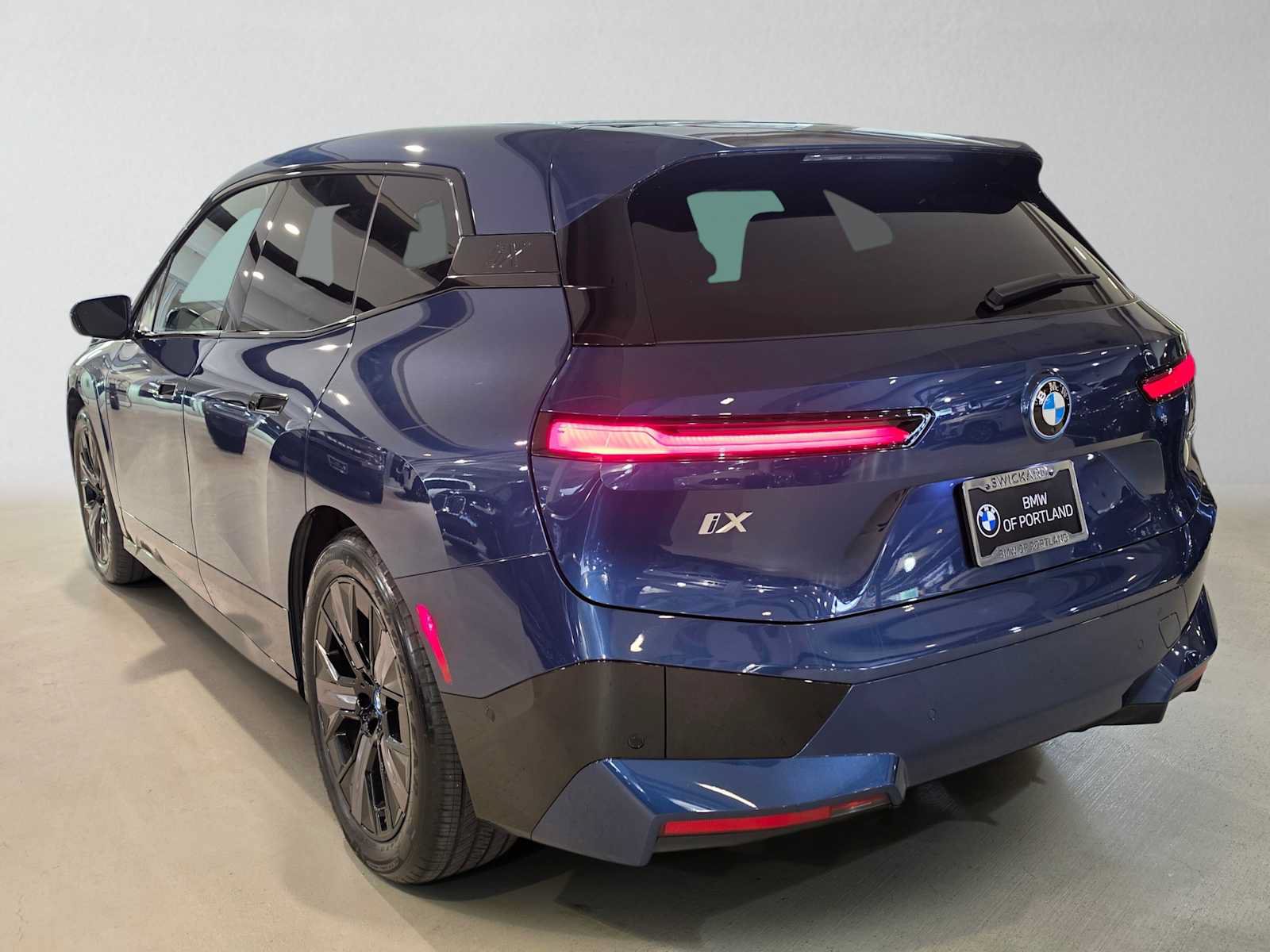 Used 2024 BMW iX xDrive50 w/ Sport Package AWD/4WD image 5