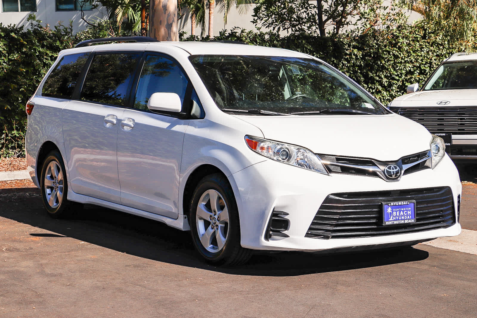 Used 2018 Toyota Sienna LE w/ Carpet Mat Package FWD image 3