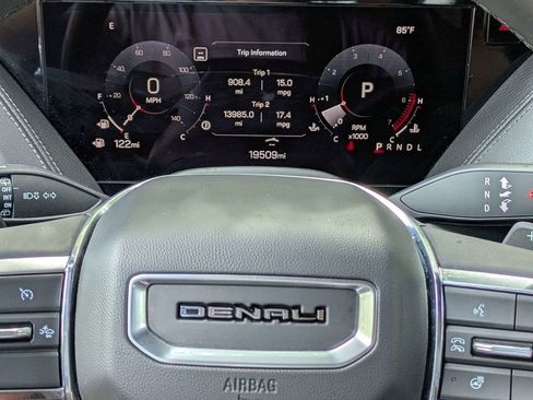 Used 2025 GMC Yukon Denali RWD image 27