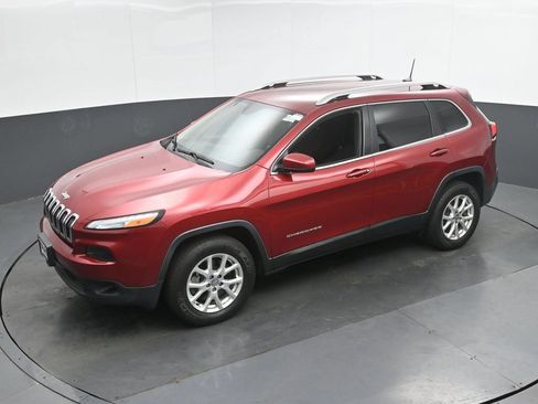 Used 2017 Jeep Cherokee Latitude w/ Cold Weather Group AWD/4WD image 33