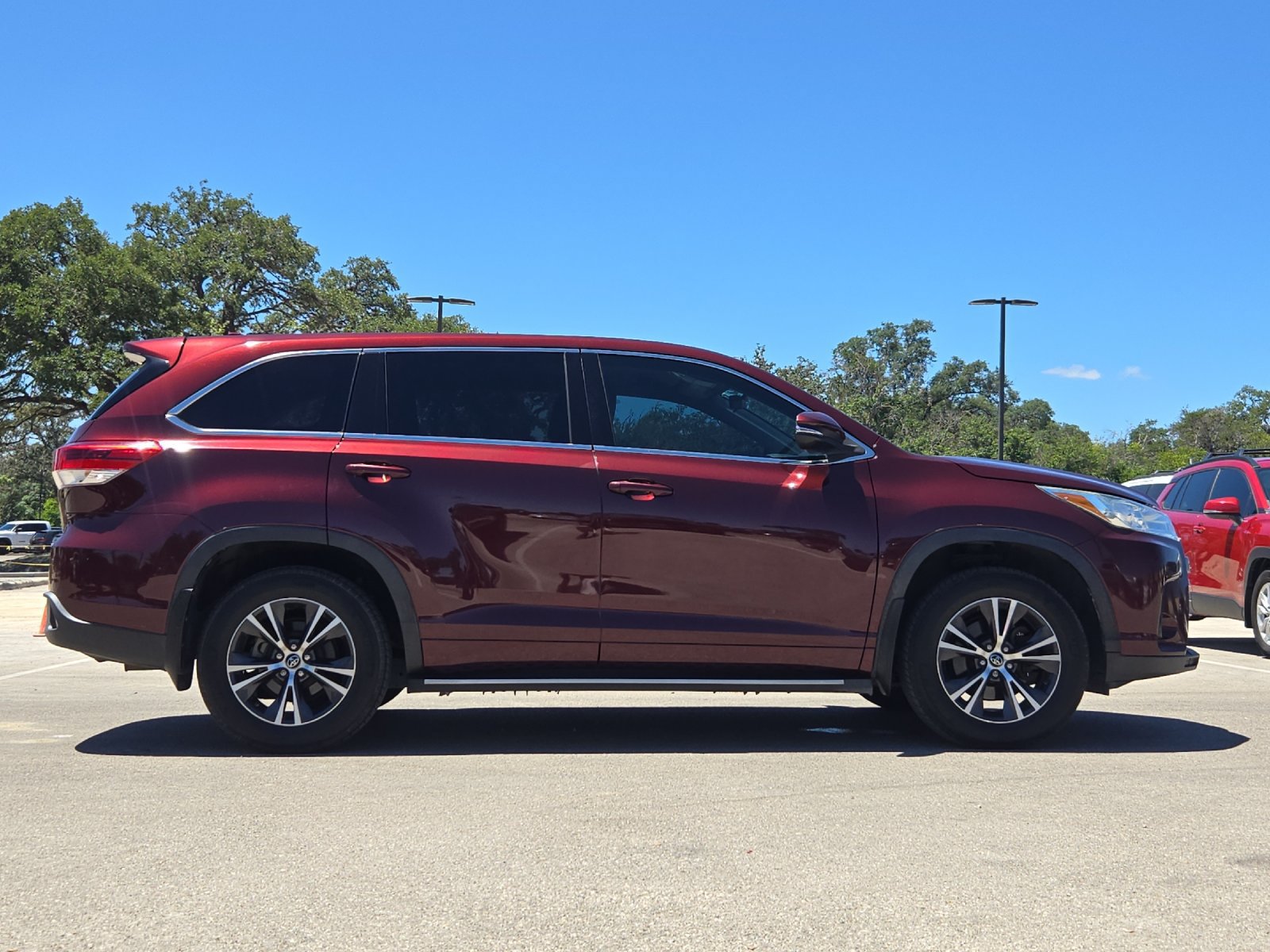 Used 2018 Toyota Highlander Plus FWD image 6
