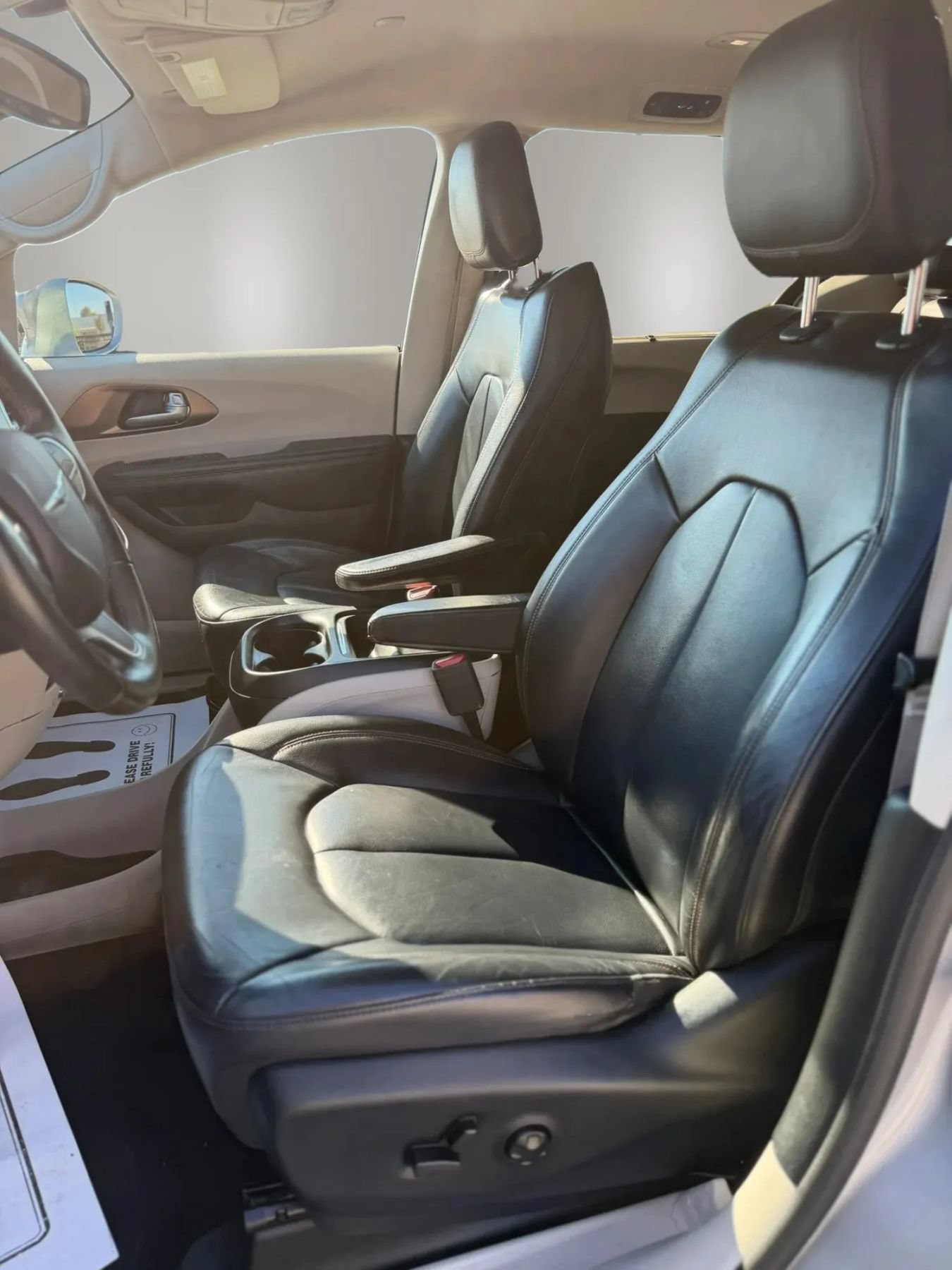 Used 2017 Chrysler Pacifica Touring-L w/ Tire & Wheel Group FWD image 11