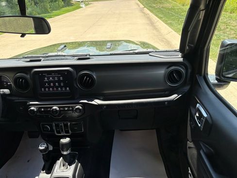 Used 2023 Jeep Wrangler Unlimited w/ Convenience Group AWD/4WD image 31