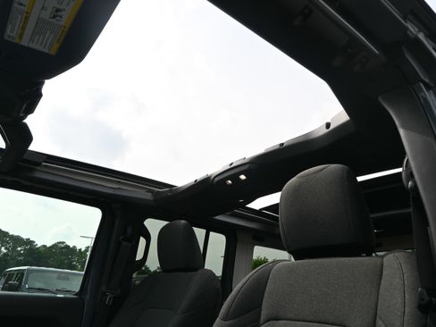 Used 2025 Jeep Wrangler Unlimited Sahara w/ Safety Group AWD/4WD image 29