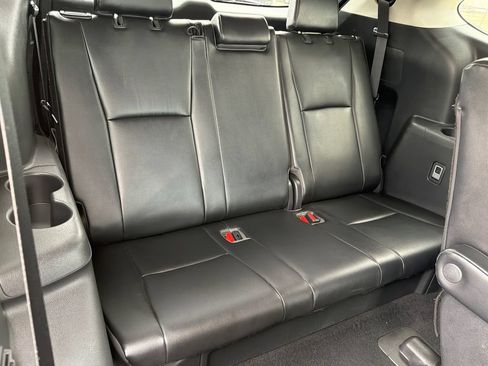 Used 2021 Toyota Highlander XLE AWD/4WD image 17