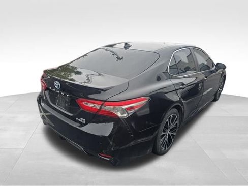 Used 2019 Toyota Camry SE w/ Sunroof Package FWD image 6