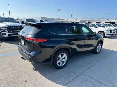 Used 2023 Toyota Highlander LE FWD image 21