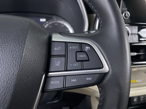 Used 2023 Toyota Highlander XLE AWD/4WD image 27