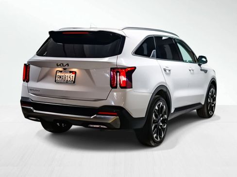 Used 2024 Kia Sorento EX w/ Panoramic Sunroof Package image 6