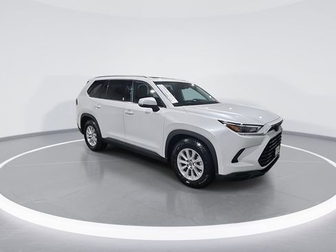 Used 2024 Toyota Grand Highlander XLE image 2