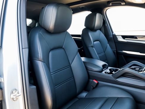 Certified 2025 Porsche Cayenne Coupe image 30