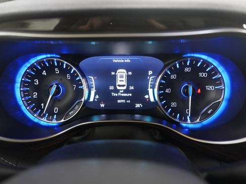 Used 2024 Chrysler Pacifica Limited image 27