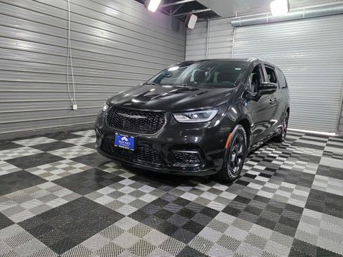 Used 2023 Chrysler Pacifica Touring-L w/ S Appearance Package FWD image 46