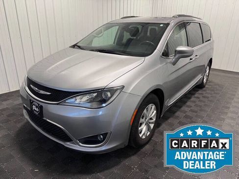 Used 2018 Chrysler Pacifica Touring-L FWD image 1
