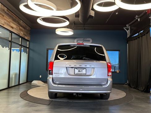 Used 2018 Dodge Grand Caravan SE w/ UConnect Hands-Free Group FWD image 4