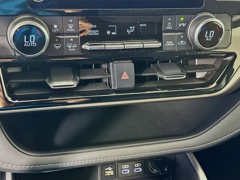 Used 2024 Toyota Highlander LE AWD/4WD image 16